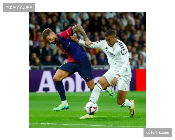 西班牙国家德比现争议，巴萨抗议裁判未吹罚皇马在防守定位球时的混合搂抱